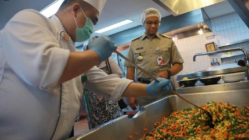 Anies menyebutkan Pemprov DKI Jakarta mengumpulkan 1 kerbau, 139 sapi, dan 306 kambing.
