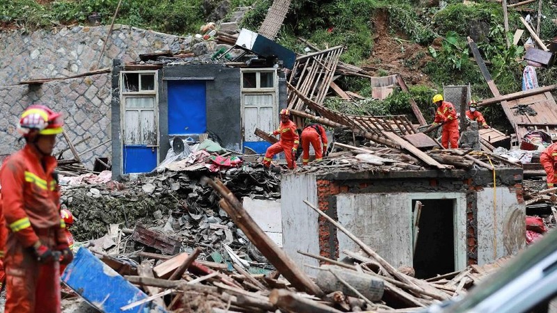 Topan Lekima memicu tanah longsor dan banjir setelah membuat pendaratan di Zhejiang Sabtu pagi, sekitar 300 kilometer (190 mil) selatan Shanghai.