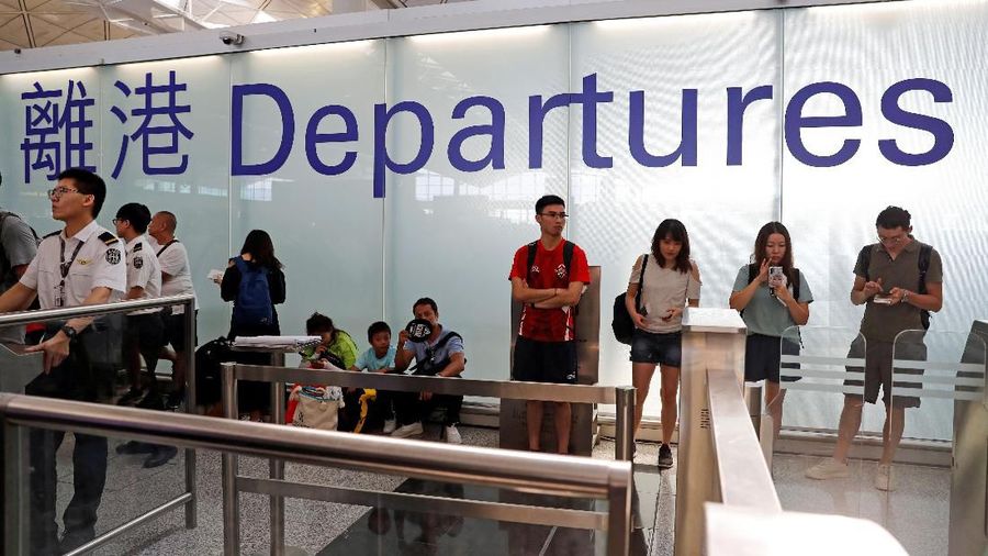Otoritas Bandara Hong Kong telah membatalkan semua penerbangan yang belum check-in pada Senin sore