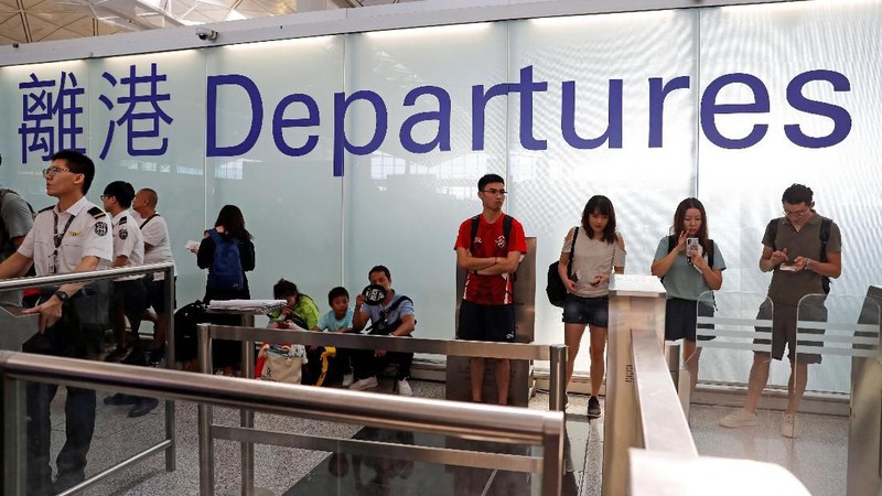 Otoritas Bandara Hong Kong telah membatalkan semua penerbangan yang belum check-in pada Senin sore