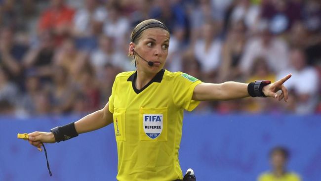 Mengenal Wasit Wanita yang Pimpin Liverpool vs Chelsea