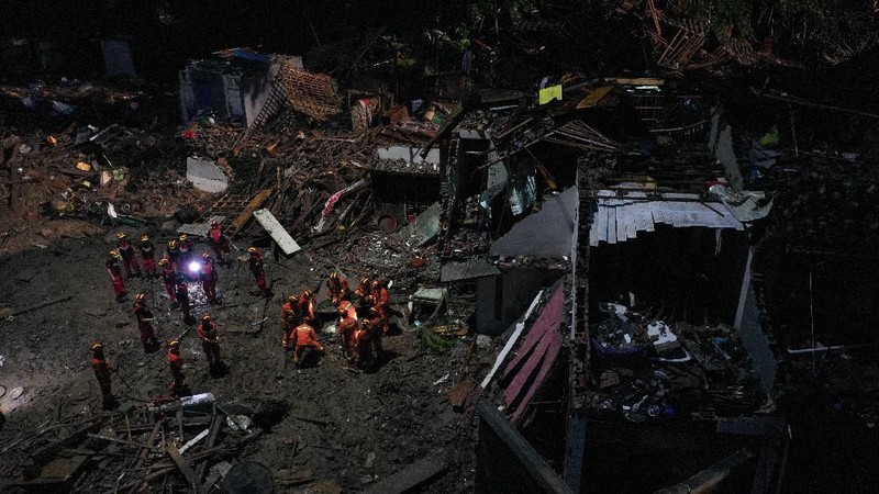 Topan Lekima memicu tanah longsor dan banjir setelah membuat pendaratan di Zhejiang Sabtu pagi, sekitar 300 kilometer (190 mil) selatan Shanghai.