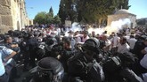 Bentrokan tidak terelakkan antara polisi anti huru-hara Israel dan warga Palestina di Tepi Barat. (AP Photo/Mahmoud Illean)