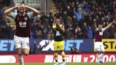 Penyerang Burnley Ashley Barnes merayakan gol ke gawang Southampton yang disambut suporter di Stadion Turf Moor, Sabtu (10/8). The Clarets menang 3-0 atas The Saints. (Martin Rickett/PA via AP)