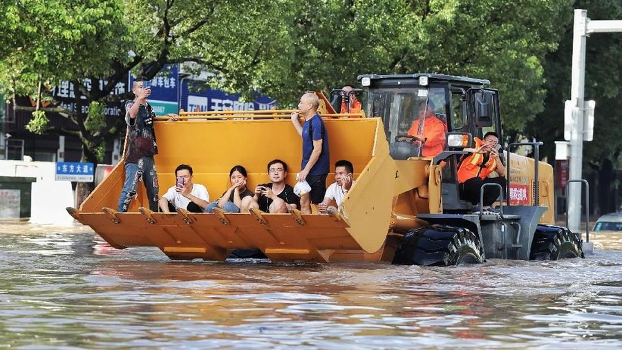 Topan Lekima memicu tanah longsor dan banjir setelah membuat pendaratan di Zhejiang Sabtu pagi, sekitar 300 kilometer (190 mil) selatan Shanghai.
