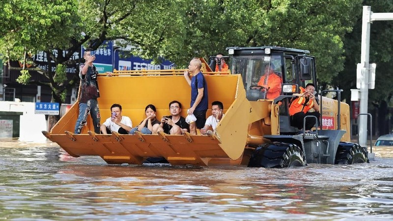Topan Lekima memicu tanah longsor dan banjir setelah membuat pendaratan di Zhejiang Sabtu pagi, sekitar 300 kilometer (190 mil) selatan Shanghai.
