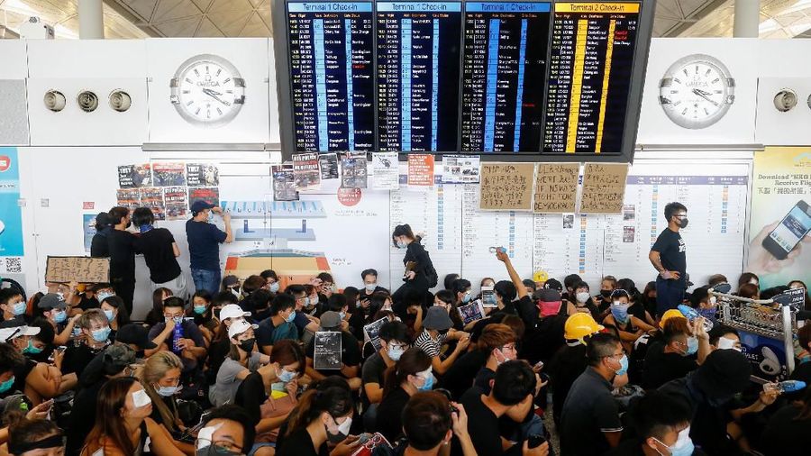 Otoritas Bandara Hong Kong telah membatalkan semua penerbangan yang belum check-in pada Senin sore