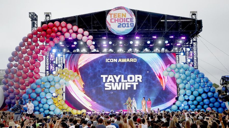 Taylor Swift datang menggunakan gaya pakaian warna-warni dari desainer Versace.