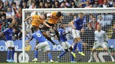 Gol Leander Dendoncker ke gawang Leicester City dianulir. Wolverhampton Wanderers pun pulang dengan satu poin setelah laga di Stadion King Power, Minggu (11/8), berakhir imbang tanpa gol. (AP Photo/Rui Vieira)