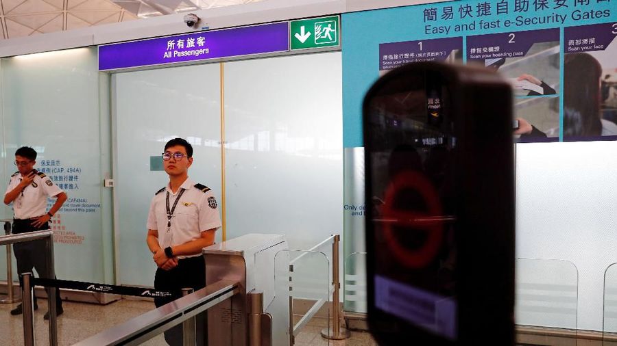 Otoritas Bandara Hong Kong telah membatalkan semua penerbangan yang belum check-in pada Senin sore