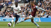 Tanguy Ndombele (kiri) mencetak gol pada laga debut bersama Tottenham Hotspur dan membawa The Lilywhites menang 3-1 atas Aston Villa di Stadion Tottenham Hotspur, Sabtu (10/8). (AP Photo/Frank Augstein)