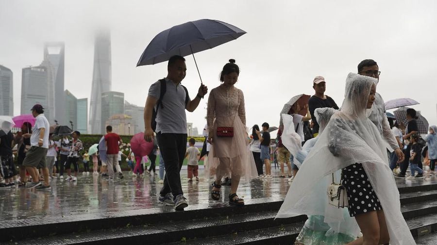 Topan Lekima memicu tanah longsor dan banjir setelah membuat pendaratan di Zhejiang Sabtu pagi, sekitar 300 kilometer (190 mil) selatan Shanghai.