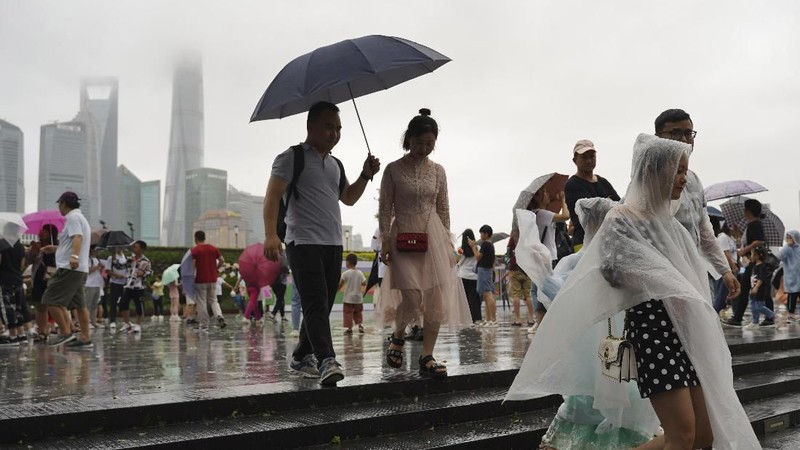 Topan Lekima memicu tanah longsor dan banjir setelah membuat pendaratan di Zhejiang Sabtu pagi, sekitar 300 kilometer (190 mil) selatan Shanghai.