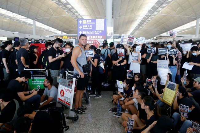 FOTO: Demonstran Lumpuhkan Bandara Hong Kong