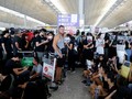 FOTO: Demonstran Lumpuhkan Bandara Hong Kong