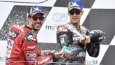 Andrea Dovizioso merayakan kemenangan di atas podium MotoGP Austria 2019 bersama Fabio Quartararo yang finis di posisi ketiga. (AP Photo/Kerstin Joensson)