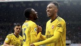Pierre-Emerick Aubameyang dan Ainsley Maitland-Niles merayakan gol semata wayang Arsenal ke gawang Newcastle United. Maitland-Niles memberi assist kepada Aubameyang membawa The Gunners menang 1-0 atas tuan rumah di Stadion St James' Park, Minggu (11/8). (Owen Humphreys/PA via AP)