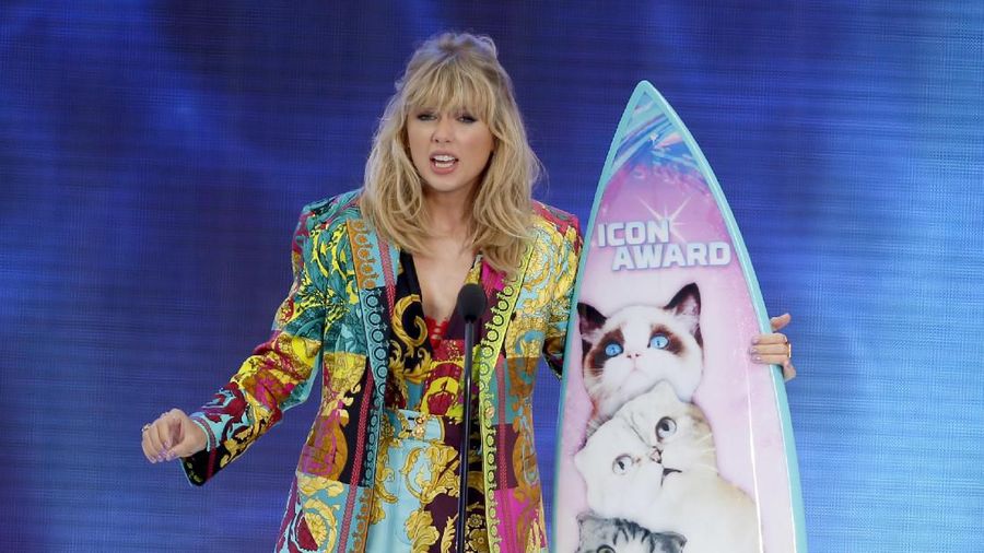 Taylor Swift tanpa ragu mentransfer uangnya ke rekening penggemar yang curhat bisa terancam putus sekolah. 