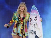 Demi Fans Tak Putus Sekolah, Taylor Swift Transfer Uang!