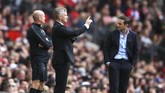 Ole Gunnar Solskjaer dan Frank Lampard yang pernah bertemu ketika masih bermain kembali bersua di pinggir lapangan dengan jabatan sebagai manajer tim. (AP Photo/Dave Thompson)