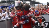 Andrea Dovizioso merayakan kemenangan di parc ferme MotoGP Austria 2019 bersama ofisial Ducati. (VLADIMIR SIMICEK / AFP)