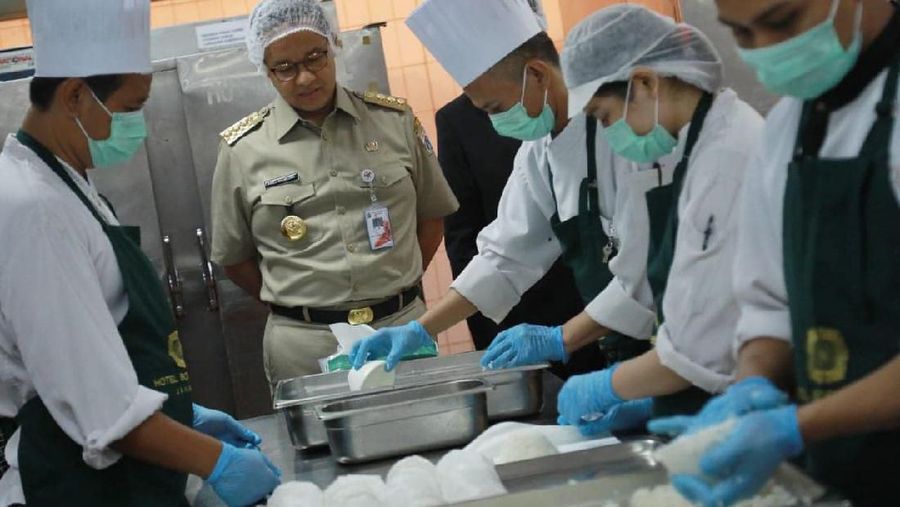 Anies menyebutkan Pemprov DKI Jakarta mengumpulkan 1 kerbau, 139 sapi, dan 306 kambing.