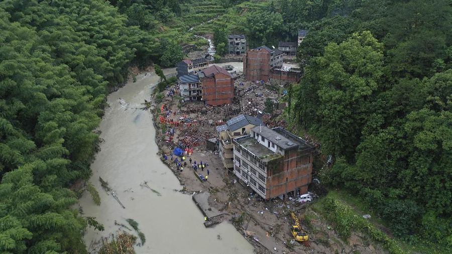 Topan Lekima memicu tanah longsor dan banjir setelah membuat pendaratan di Zhejiang Sabtu pagi, sekitar 300 kilometer (190 mil) selatan Shanghai.