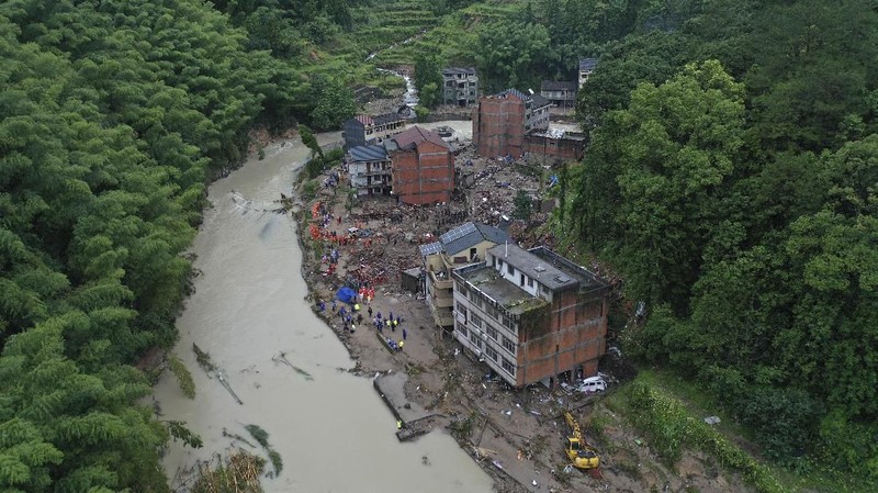 Topan Lekima memicu tanah longsor dan banjir setelah membuat pendaratan di Zhejiang Sabtu pagi, sekitar 300 kilometer (190 mil) selatan Shanghai.
