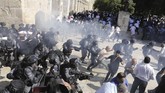 Polisi Israel disebut melemparkan sejumlah granat suara kepada sekelompok warga Palestina tengah menggelar protes di kompleks masjid. (Ahmad GHARABLI/AFP)