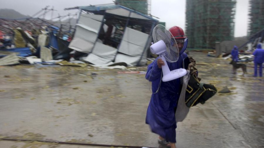 Topan Lekima memicu tanah longsor dan banjir setelah membuat pendaratan di Zhejiang Sabtu pagi, sekitar 300 kilometer (190 mil) selatan Shanghai.