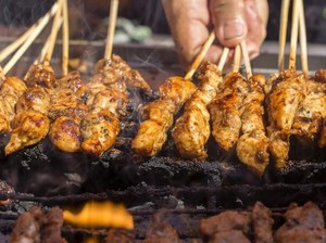Nggak Perlu Panik Ada Noda Bekas Bakar Sate di Carport, Ini Cara Bersihkannya