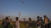 Helikopter milik Badan Penanggulangan Bencana Daerah (BPBD) Ketapang melakukan pemadaman kebakaran lahan dengan