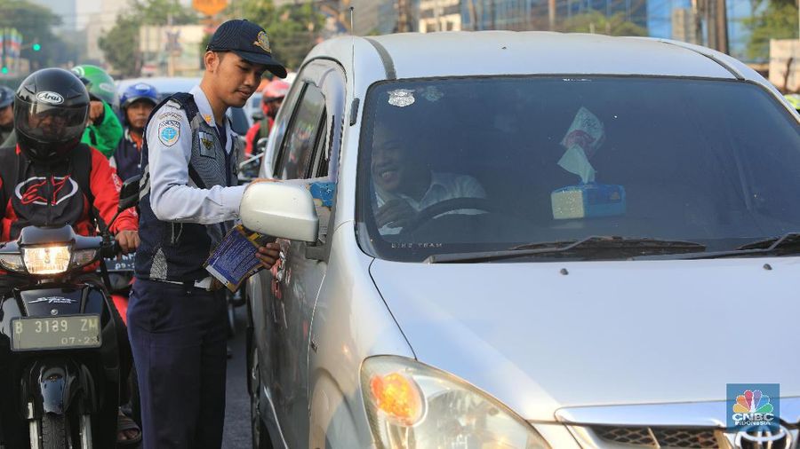 Sosialisasi perluasan ganji genap kepada pengendara yang melintas di Kawasan Fatmawati, Senin (12/8/2019). (CNBC Indonesia/Andrean Kristianto)