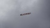 Poster bertuliskan '#GLAZERSOUT' yang dikaitkan di pesawat terbang sempat mengudara di atas Stadion Old Trafford sebelum pertandingan MU dan Chelsea berlangsung. (AP Photo/Dave Thompson)