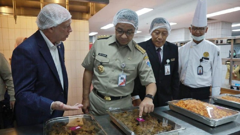 Anies menyebutkan Pemprov DKI Jakarta mengumpulkan 1 kerbau, 139 sapi, dan 306 kambing.