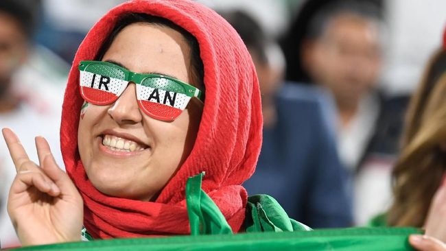 Perempuan Iran Melawan Larangan Tonton Sepak Bola di Stadion