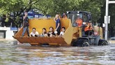 Selain merusak bangunan, Topan Lekima juga memicu longsor di Zhejiang pada Sabtu pekan lalu. Di wilayah itu, Topan Lekima bergerak hampir 190 kilometer per jam. (REUTERS/Stringer)