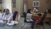 Di saat banyak orang mencari sinar matahari, Mustapha malah justru menghindarinya. Kulit dan matanya bakal terbakar jika dia terkena sinar matahari, sama seperti vampir. (AP Photo/Mosa'ab Elshamy)