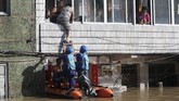 Angin berkecepatan tinggi juga memicu gelombang tinggi di sepanjang garis pantai Zhejiang (REUTERS/Stringer)