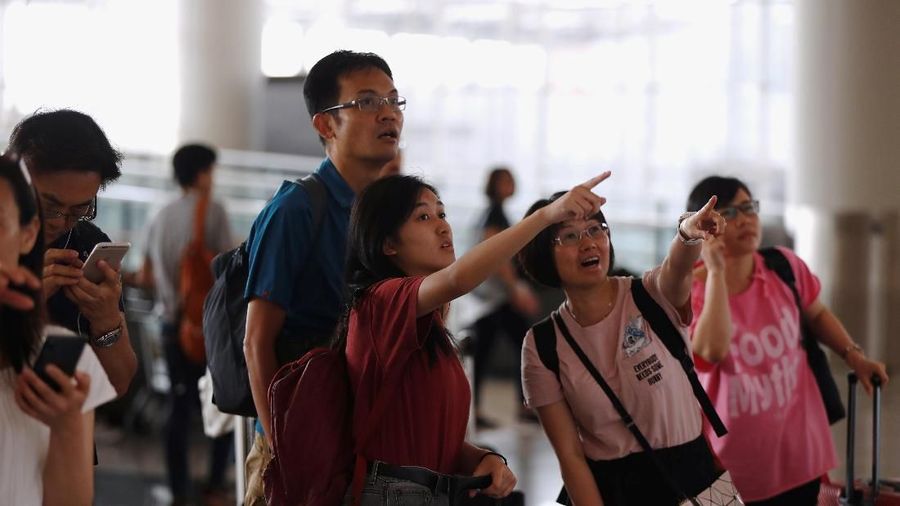 Airport akan kembali beroperasi, walaupun lebih dari 300 penerbangan telah ditiadakan.