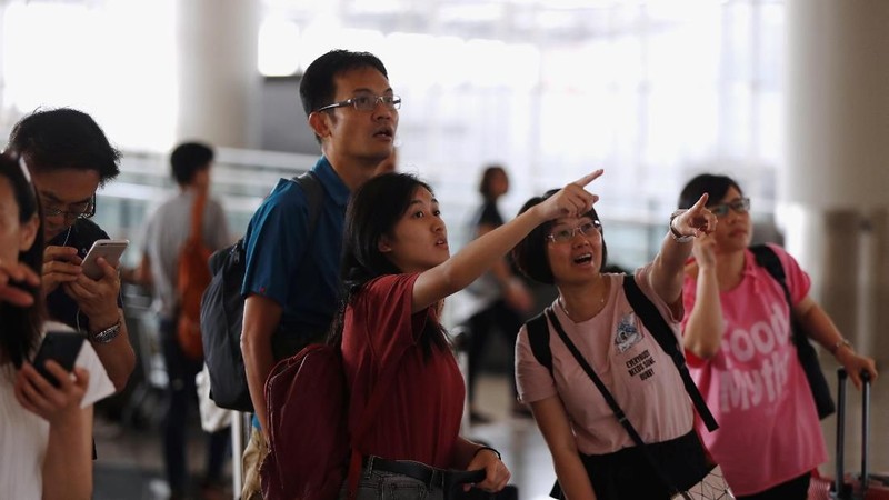 Airport akan kembali beroperasi, walaupun lebih dari 300 penerbangan telah ditiadakan.