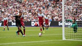 Gabriel Jesus (22 tahun) membayar kepercayaan Pep Guardiola dengan mencetak satu dari lima gol Manchester City ke gawang West Ham United. Tiga gol lainnya diborong Raheem Sterling dan penalti Sergio Aguero. (Reuters/John Sibley)