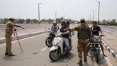 Sejak merdeka dari Inggris pada 1947, Kashmir dibagi dua menjadi wilayah untuk India dan Pakistan. Kedua negara kemudian bertarung untuk memperebutkan keseluruhan wilayah Kashmir. (REUTERS/Mukesh Gupta)