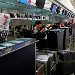 Maskapai Hong Kong Larang Ponsel Ini, Ada Apa?