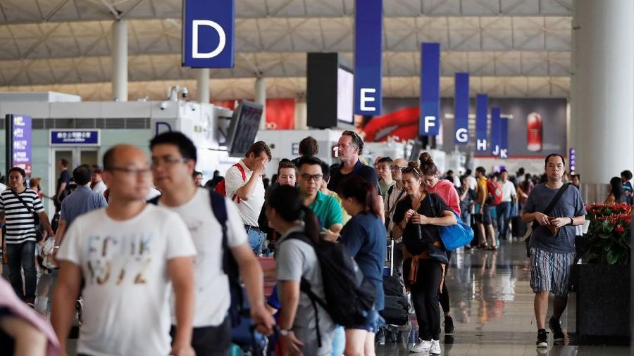 Airport akan kembali beroperasi, walaupun lebih dari 300 penerbangan telah ditiadakan.