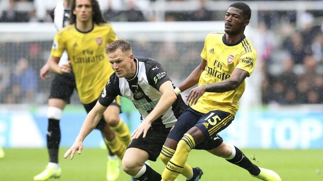 Ainsley Maitland-Niles (21 tahun) tampil bagus saat Arsenal mengalahkan Newcastle United 1-0 pada laga pembuka Liga Inggris di Stadion St James Park, Minggu (11/8). Maitland-Niles memberikan satu assist untuk gol tunggal yang dicetak Pierre-Emerick Aubameyang. (REUTERS/Scott Heppell)