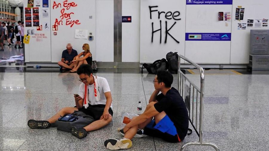 Demo besar yang kadang diselipi aksi anarkis melanda Hong Kong hingga Senin (13/8/19) waktu setempat
