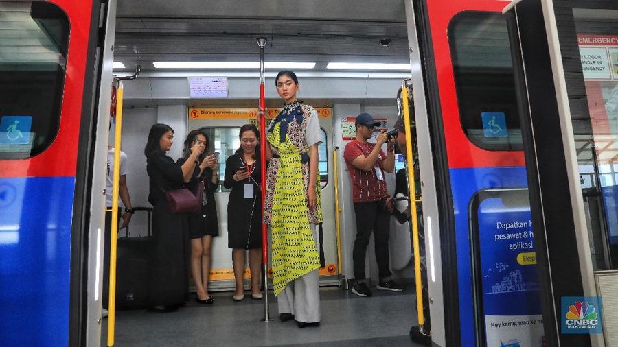 Menampilkan 16 koleksi khusus yang sekaligus melambangkan JFFF ke-16, merupakan hasil karya dari 11 desainer unggulan dan 5 UKM terpilih