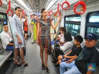 Bukan Catwalk, Para Model Ini Lenggak-Lenggok di LRT Jakarta