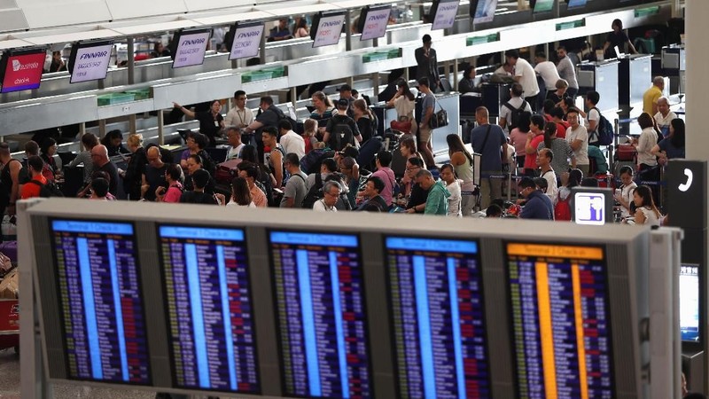 Airport akan kembali beroperasi, walaupun lebih dari 300 penerbangan telah ditiadakan.